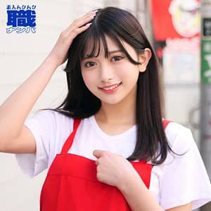 カフェ店員に扮したAV女優、北岡果林（きたおか かりん）。赤いエプロンが可愛い。