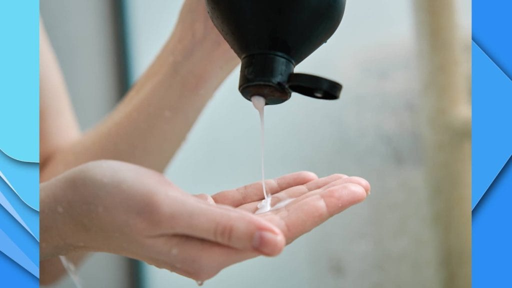 シャンプーボトルを使う画像。